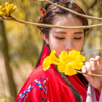 嬌艷花朵紅衣女生頭像，唯美古風(fēng)真人頭像