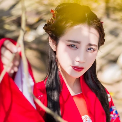 嬌艷花朵紅衣女生頭像，唯美古風(fēng)真人頭像