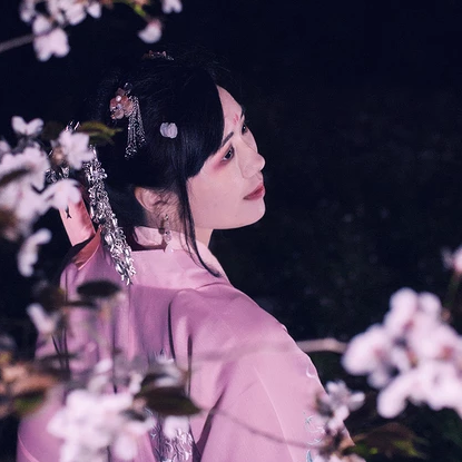 夜晚粉櫻帶燈女生頭像，唯美古風真人頭像