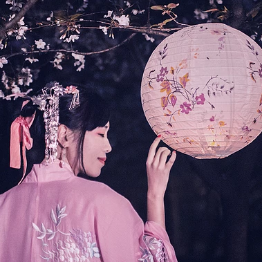 夜晚粉櫻帶燈女生頭像，唯美古風真人頭像