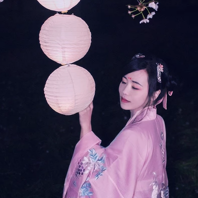 夜晚粉櫻帶燈女生頭像，唯美古風真人頭像