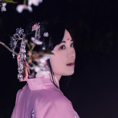 夜晚粉櫻帶燈女生頭像，唯美古風真人頭像