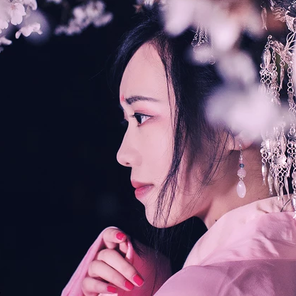 夜晚粉櫻帶燈女生頭像，唯美古風真人頭像
