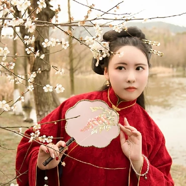 紅衣持團(tuán)扇女生頭像，唯美古風(fēng)真人頭像