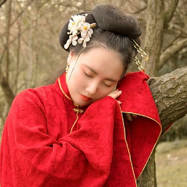紅衣持團(tuán)扇女生頭像，唯美古風(fēng)真人頭像