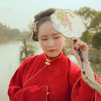紅衣持團(tuán)扇女生頭像，唯美古風(fēng)真人頭像