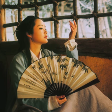 離別傷感帶折扇女生頭像，唯美古風(fēng)真人頭像