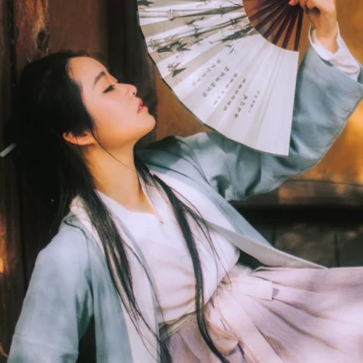 離別傷感帶折扇女生頭像，唯美古風(fēng)真人頭像