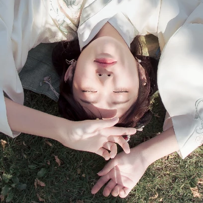 青春白衣帶折扇女生頭像，唯美古風(fēng)真人頭像