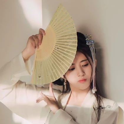 青春白衣帶折扇女生頭像，唯美古風(fēng)真人頭像