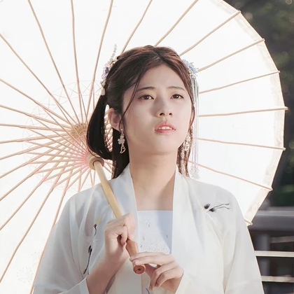 青春白衣帶折扇女生頭像，唯美古風(fēng)真人頭像