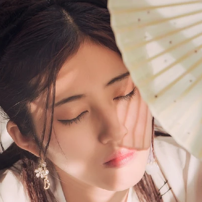 青春白衣帶折扇女生頭像，唯美古風(fēng)真人頭像