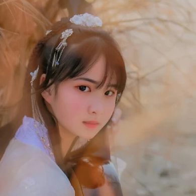 唯美古風真人頭像：清新文藝帶團扇女生頭像