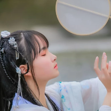 唯美古風真人頭像：清新文藝帶團扇女生頭像