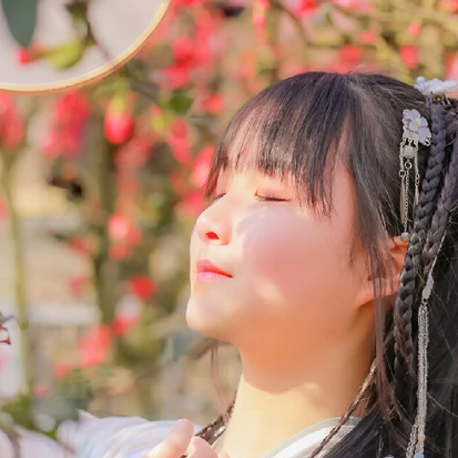 唯美古風真人頭像：清新文藝帶團扇女生頭像