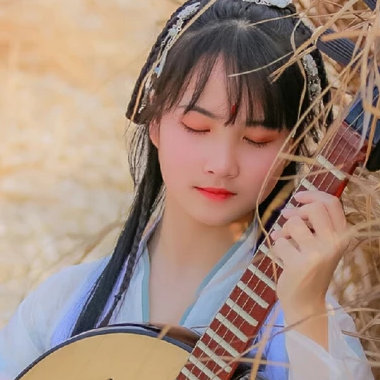 唯美古風真人頭像：清新文藝帶團扇女生頭像