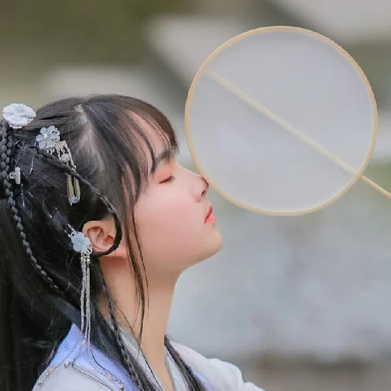 唯美古風真人頭像：清新文藝帶團扇女生頭像