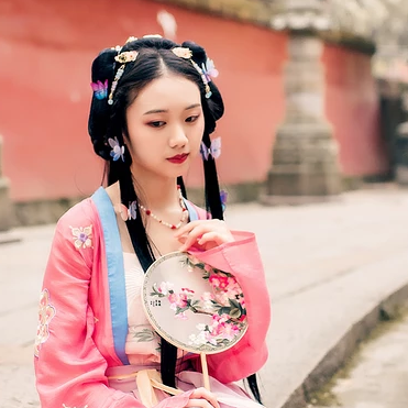 殷紅帶團(tuán)扇女生頭像，唯美古風(fēng)真人頭像