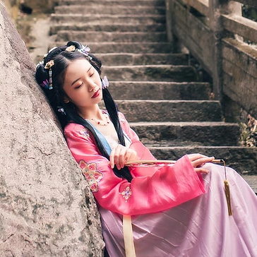 殷紅帶團(tuán)扇女生頭像，唯美古風(fēng)真人頭像