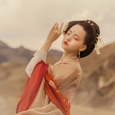 落霞黃昏帶傘女生頭像，唯美古風(fēng)真人頭像