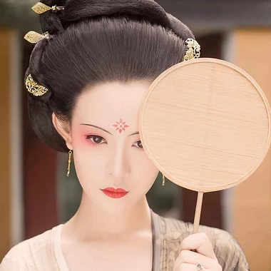 古典紅妝帶團(tuán)扇女生頭像，唯美古風(fēng)真人頭像