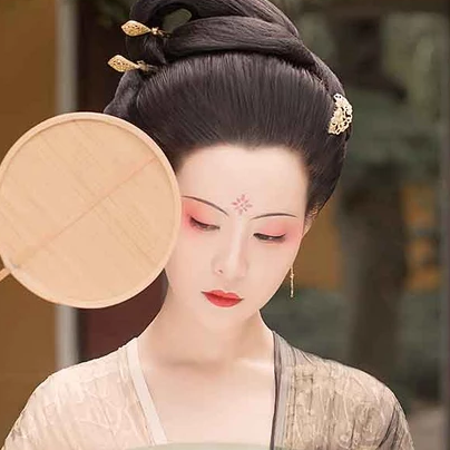 古典紅妝帶團(tuán)扇女生頭像，唯美古風(fēng)真人頭像