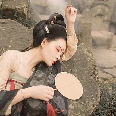 古典紅妝帶團(tuán)扇女生頭像，唯美古風(fēng)真人頭像