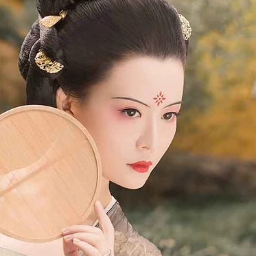 古典紅妝帶團(tuán)扇女生頭像，唯美古風(fēng)真人頭像