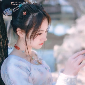 淡雅清新帶團扇女生頭像，唯美古風(fēng)真人頭像