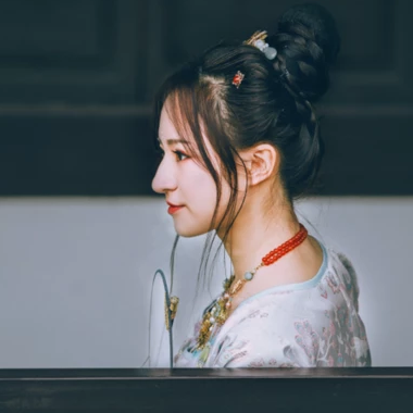 淡雅清新帶團扇女生頭像，唯美古風(fēng)真人頭像