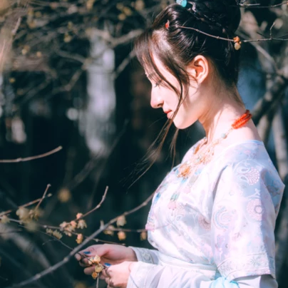 淡雅清新帶團扇女生頭像，唯美古風(fēng)真人頭像