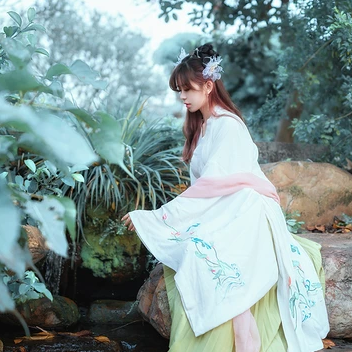 優(yōu)雅花朵帶團(tuán)扇女生頭像，唯美古風(fēng)真人頭像