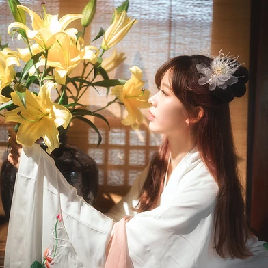 優(yōu)雅花朵帶團(tuán)扇女生頭像，唯美古風(fēng)真人頭像