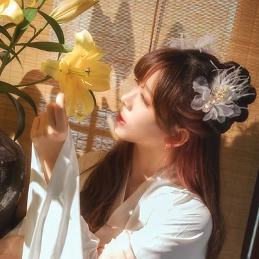 優(yōu)雅花朵帶團(tuán)扇女生頭像，唯美古風(fēng)真人頭像