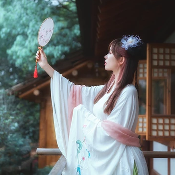 優(yōu)雅花朵帶團(tuán)扇女生頭像，唯美古風(fēng)真人頭像