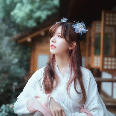 優(yōu)雅花朵帶團(tuán)扇女生頭像，唯美古風(fēng)真人頭像