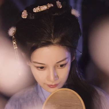 燈下執(zhí)扇女生頭像，唯美古風(fēng)真人頭像