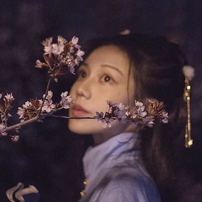 燈下執(zhí)扇女生頭像，唯美古風(fēng)真人頭像