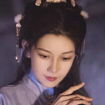 燈下執(zhí)扇女生頭像，唯美古風(fēng)真人頭像