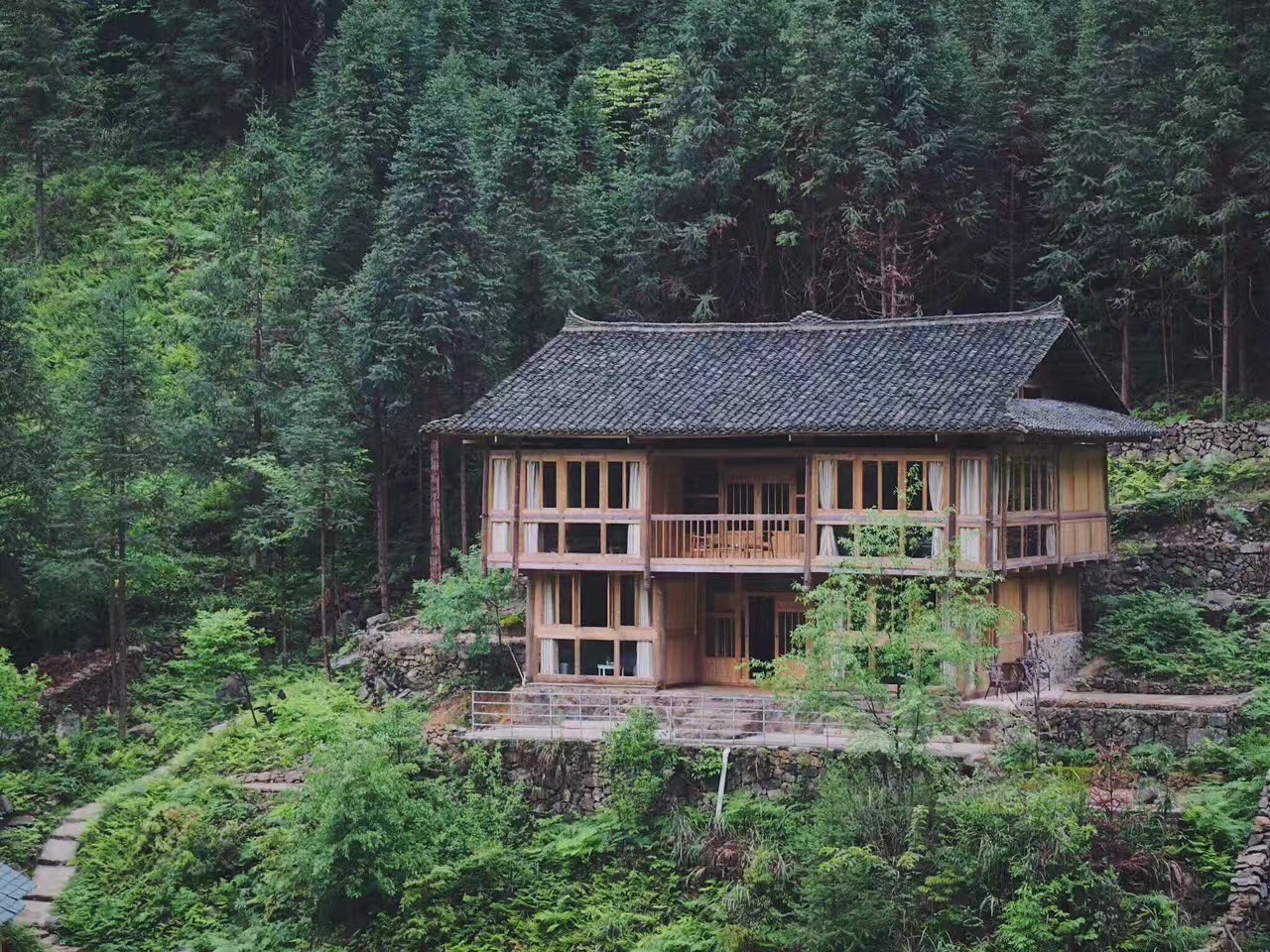 貴州·群山之心，因?yàn)閴粝胨行羷诮韵矏? src="/shige/d/file/bigpic/190404/04/13-1P402144156-51.jpg" style="height: 600px; width: 800px;" / data-yJOn="kWWmXR"></p>
<p data-DvLT="KWyY8D">
	　　像所有功德圓滿的故事一樣，我的群山之心，終于在6年后，出現(xiàn)在大家面前。</p>
<p data-dn6a="kqEBMs">
	　　真像是自己寫了一首6年的長詩啊!完工的那一刻，我忍不住感嘆。<br / data-jomK="whGaBH">
	<img alt=