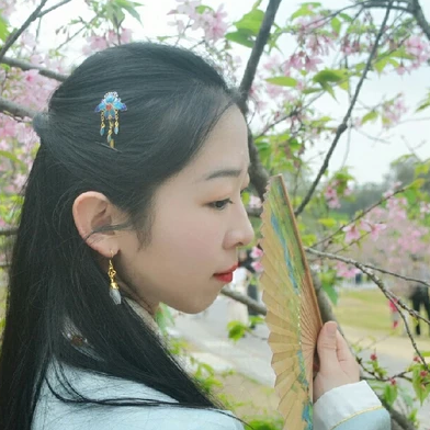花開帶折扇女生頭像，唯美古風(fēng)真人頭像