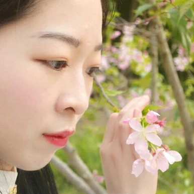 花開帶折扇女生頭像，唯美古風(fēng)真人頭像