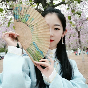 花開帶折扇女生頭像，唯美古風(fēng)真人頭像