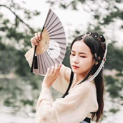 柳絮飄揚帶折扇女生頭像，唯美古風(fēng)真人頭像