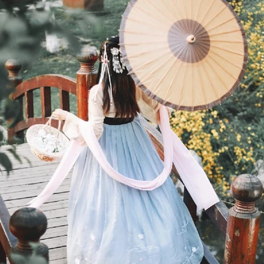 柳絮飄揚帶折扇女生頭像，唯美古風(fēng)真人頭像