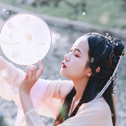 柳絮飄揚帶折扇女生頭像，唯美古風(fēng)真人頭像