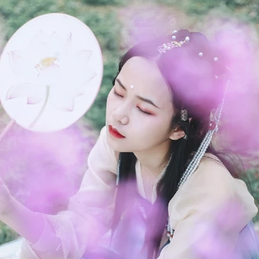 柳絮飄揚帶折扇女生頭像，唯美古風(fēng)真人頭像