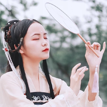 柳絮飄揚帶折扇女生頭像，唯美古風(fēng)真人頭像