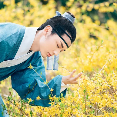 書生賞花游玩男生頭像，唯美古風(fēng)真人頭像