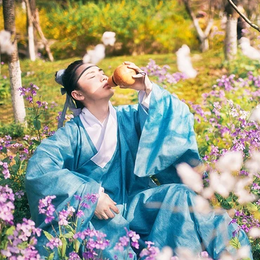 書生賞花游玩男生頭像，唯美古風(fēng)真人頭像